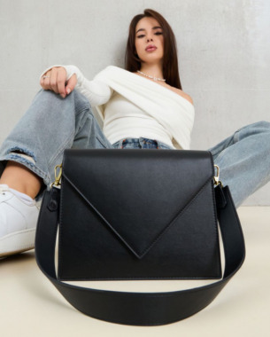 Шкіряний клатч на ремінці (чорний)