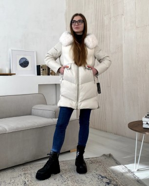 Зимовий пуховик жіночий прикрашений овчиною (білий)
