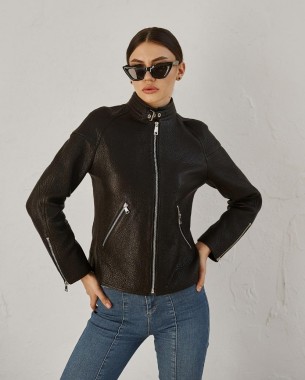 Жіноча шкіряна куртка в класичному стилі