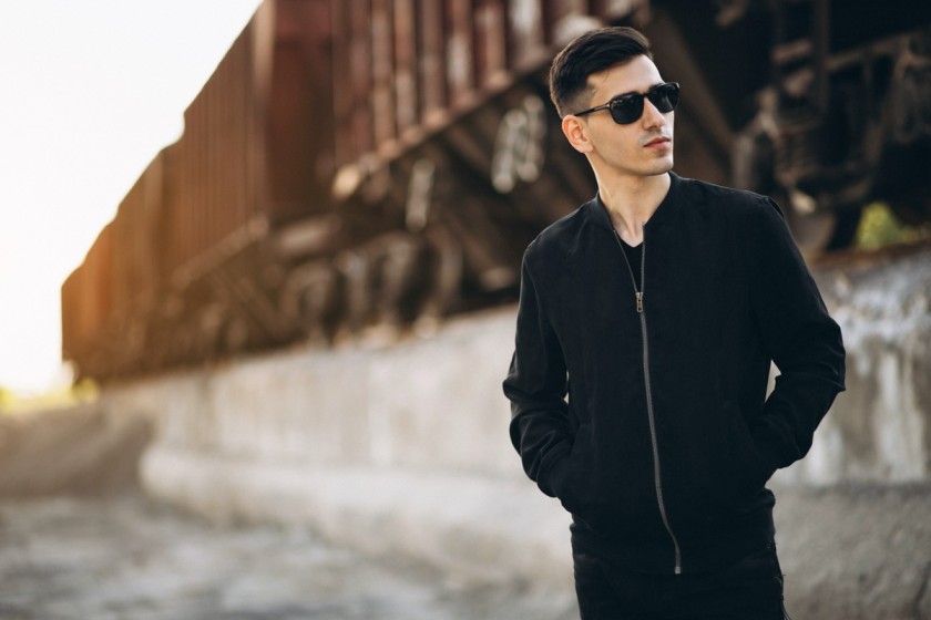 Підбір модних образів з курткою бомбером